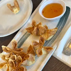Fried wontons with sweet chili sauce