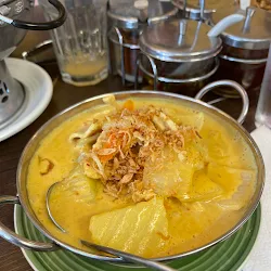 Yellow curry with potatoes and chicken